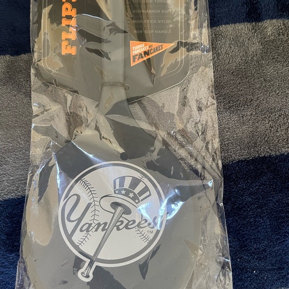 Officially-licensed MLB New York Yankees Fan Flipper Spatula - Picture 5 of 8